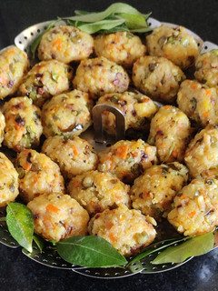 அவல் வெஜிடபிள் கொழுக்கட்டை (Flatenend rice vegetable Kozhukkatai recipe in tamil) செய்முறை முக்கிய புகைப்படம்