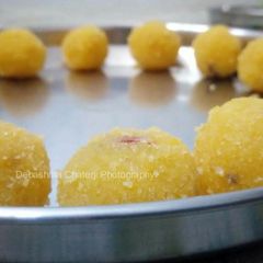 A picture of Moong Dal Laddoo without sugar.