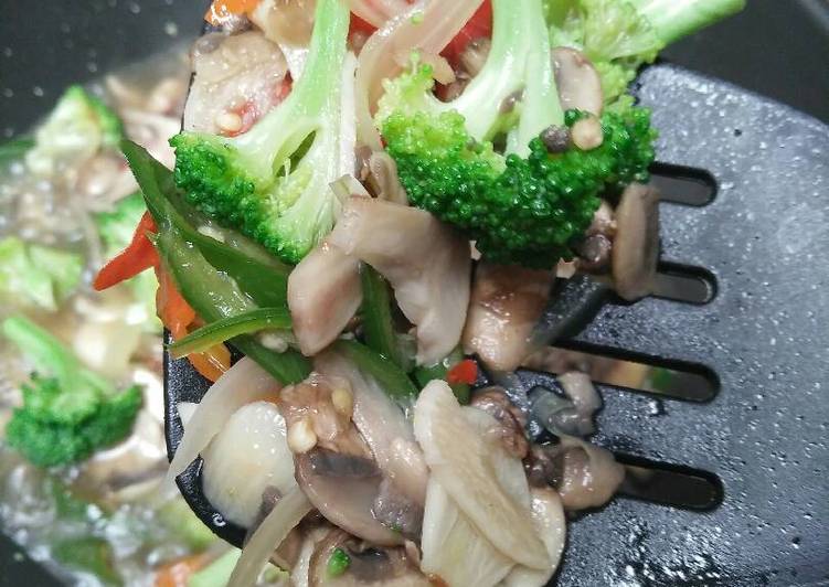 Tumis jamur kancing+brokoli saus tiram