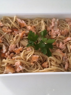 Una foto de Espaguetis integrales con salsa de salmón