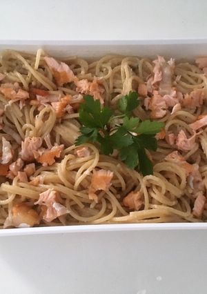 Foto principal de Espaguetis integrales con salsa de salmón