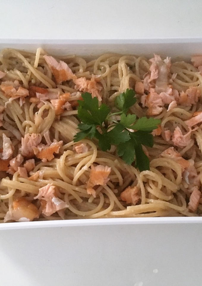 Una foto de Espaguetis integrales con salsa de salmón