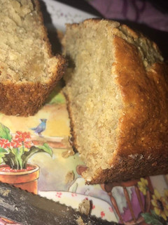 Una foto de Budín de banana húmedo y fácil 🍌🥣