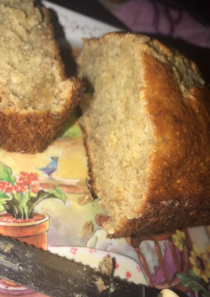 Una foto de Budín de banana húmedo y fácil 🍌🥣
