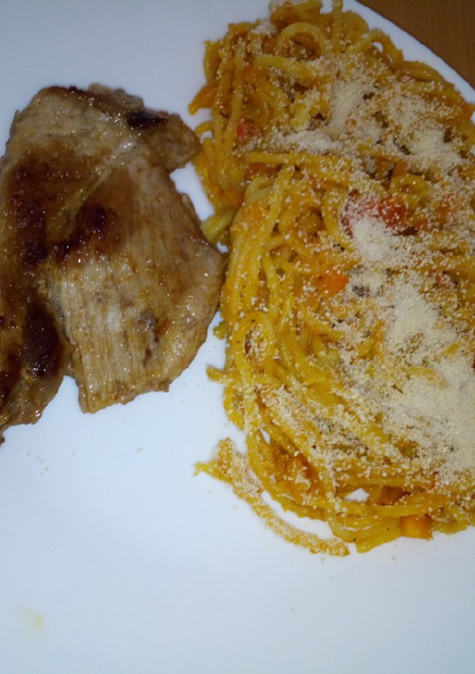 Una foto de Pasta con calabacín y condimentos