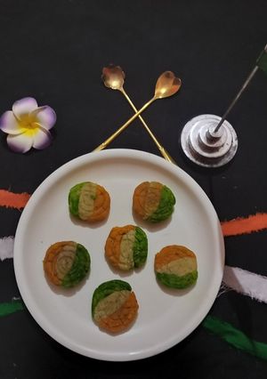 A picture of Tri color chanar sandesh.