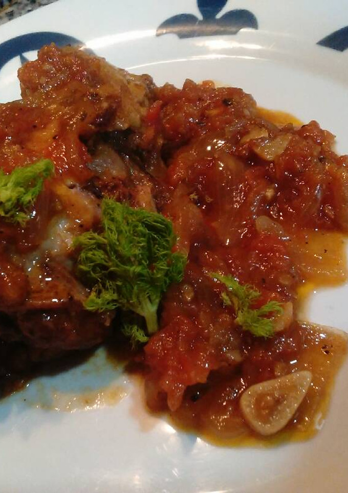 Una foto de Muslos de pollo rellenos, con salsa de anís y brandy
