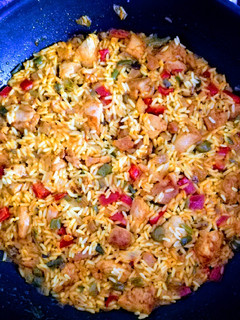 Una foto de Arroz con pinchitos de pollo