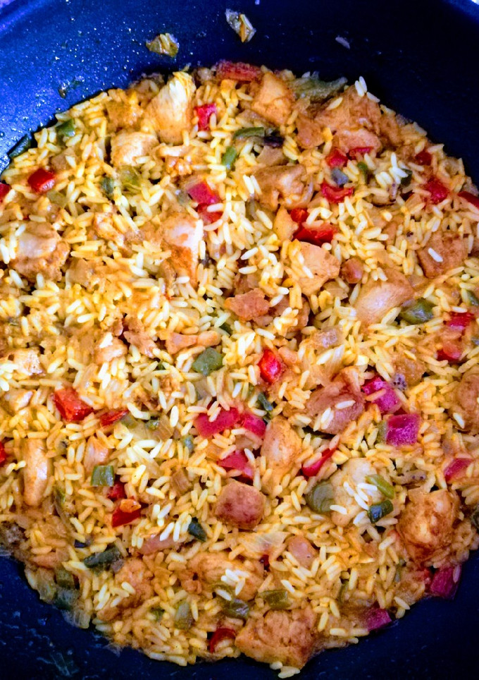 Una foto de Arroz con pinchitos de pollo