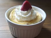 Una foto de postres con yogur natural