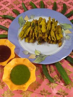 भिंडी के कुरकुरे पकौड़े (bhindi ke kurkure pakode recipe in Hindi) रेसिपी मुख्य फोटो