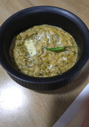 A picture of Methi mutter malai.