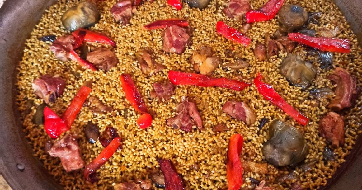 Paella con costilla de ibérico, pollo y alcachofas Receta de Jaime