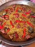 Paella con costilla de ibérico, pollo y alcachofas