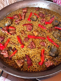 Una foto de Paella con costilla de ibérico, pollo y alcachofas