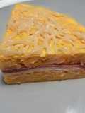 Tortilla de patatas rellena de jamón York y queso