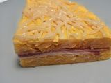 Tortilla de patatas rellena de jamón York y queso
