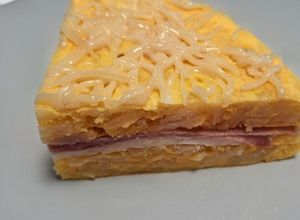 Una foto de Tortilla de patatas rellena de jamón York y queso