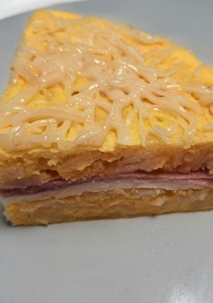 Una foto de Tortilla de patatas rellena de jamón York y queso