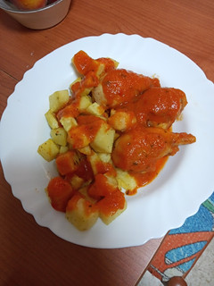 Una foto de Jamoncitos de pollo en salsa con papas fritas