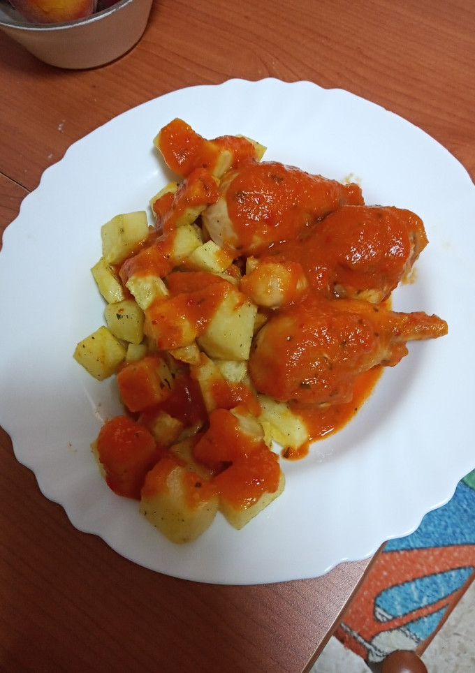 Una foto de Jamoncitos de pollo en salsa con papas fritas