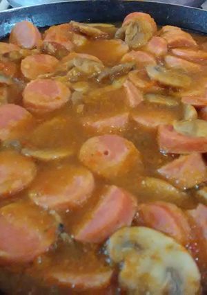 Una foto de Salchichas con champiñones