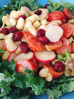 Una foto de Ensalada de kale con alubias y pesto