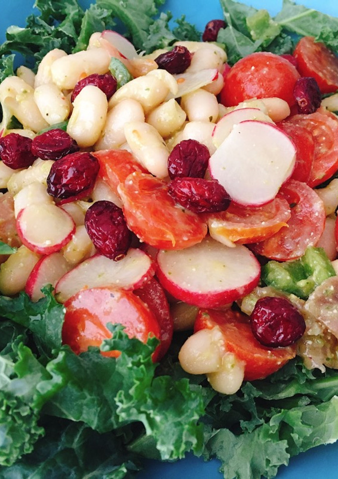 Una foto de Ensalada de kale con alubias y pesto