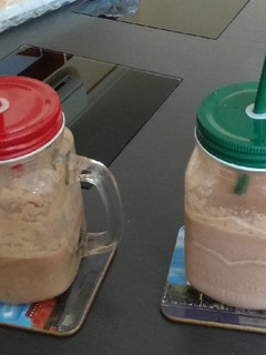 Una foto de Batido helado de chocolate, melón y plátano