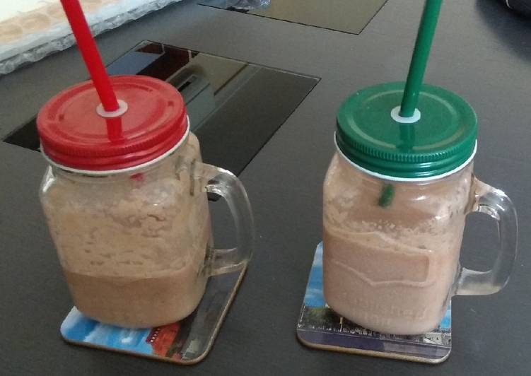 Batido helado de chocolate, melón y plátano