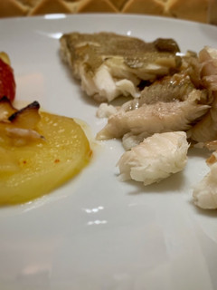 Una foto de Gallo al horno con patatas, tomate y cebolla asados