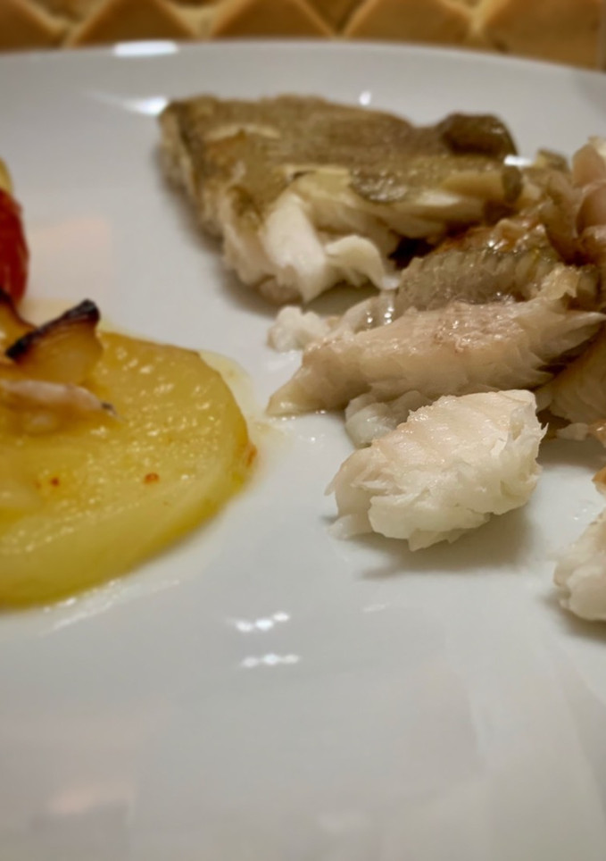 Una foto de Gallo al horno con patatas, tomate y cebolla asados
