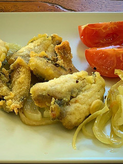 Una foto de Sardinas fritas y verdura al horno