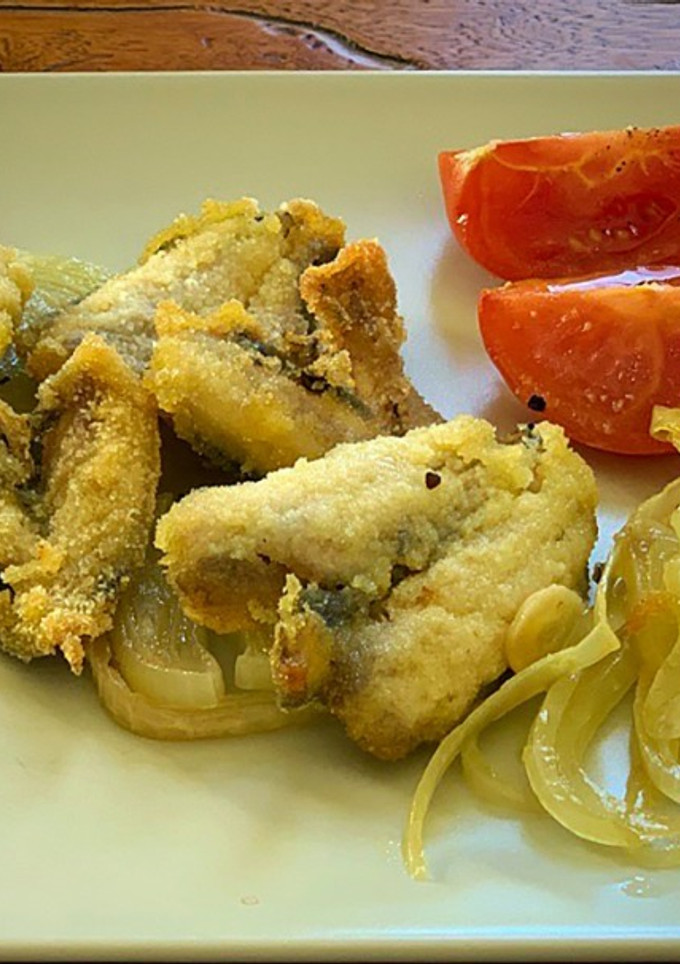 Una foto de Sardinas fritas y verdura al horno