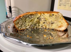 Une photo de Gâteau aux fruits secs, citron vert et anis