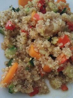 Una foto de Quinoa con verduras