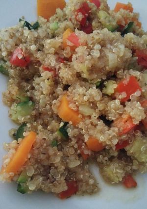 Una foto de Quinoa con verduras