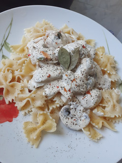 Una foto de Farfalle con Deep Sauce Camarón/Champiñón
