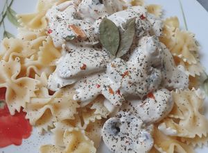 Una foto de Farfalle con Deep Sauce Camarón/Champiñón