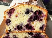 Una foto de budin de yogur y arándano