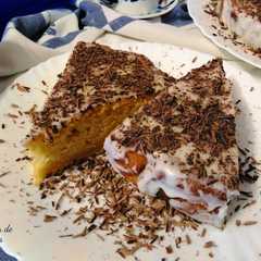 Una foto de Tarta de calabaza y almendra con glaseado de limón y virutas de chocolate