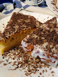 Una foto de Tarta de calabaza y almendra con glaseado de limón y virutas de chocolate