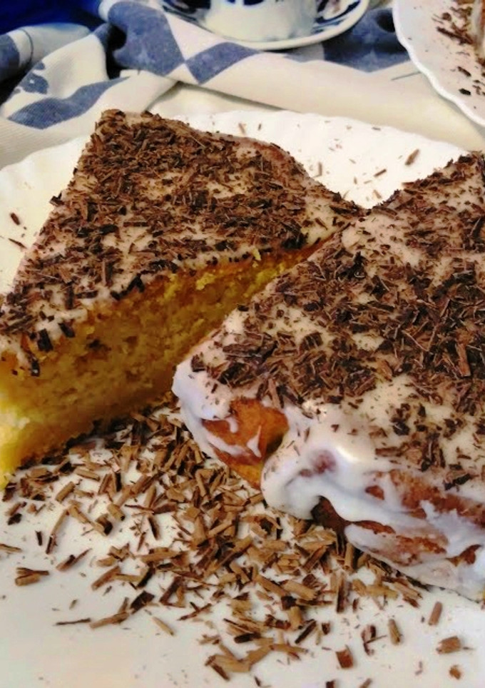 Una foto de Tarta de calabaza y almendra con glaseado de limón y virutas de chocolate