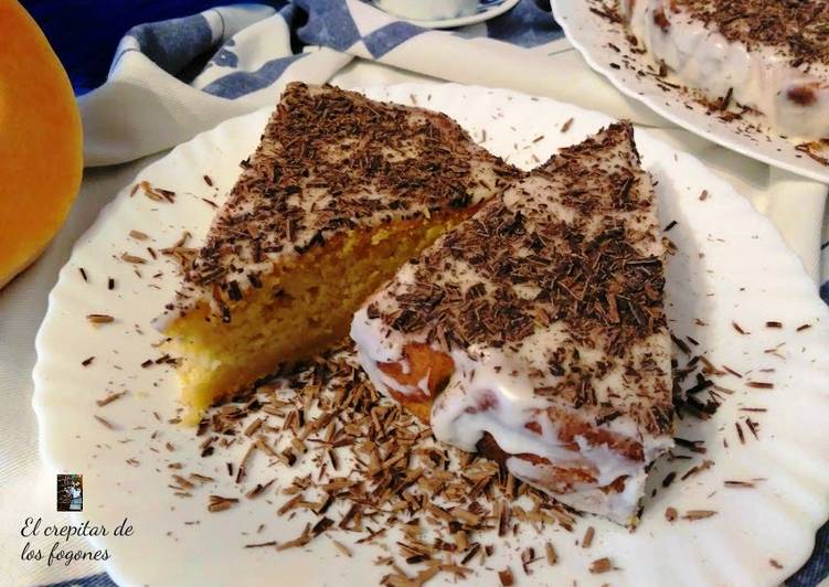 Tarta de calabaza y almendra con glaseado de limón y virutas de chocolate