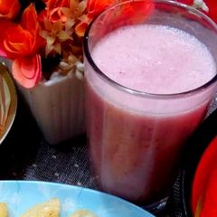 A picture of Strawberry shake.