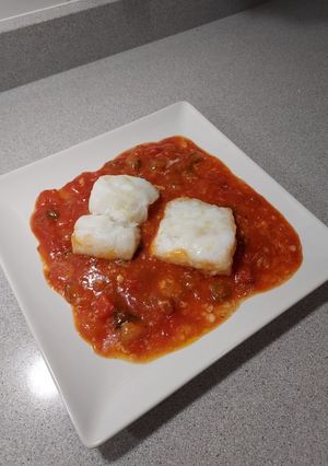 Una foto de Bacalao al horno sobre cama de fritada