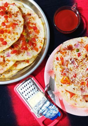 टोमॅटो ओनियन उत्तपम (tomato onion uttapam recipe in marathi) रेसिपी चे मुख्य फोटो 