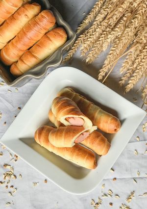 O poză a rețetei Cornuri cu crenvurști.