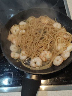 Una foto de Spaghetti integral con gambas al ajillo