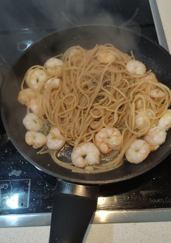 Una foto de Spaghetti integral con gambas al ajillo